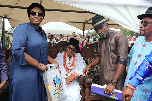 The immediate past President of NOWA, Hajiya Nana Aisha Gambo making presentation to the king of Onne Community, HRM King Dr Emere Johnson Nkpornwi during the Association outreach organised to mark 2022 Navy Week celebration
